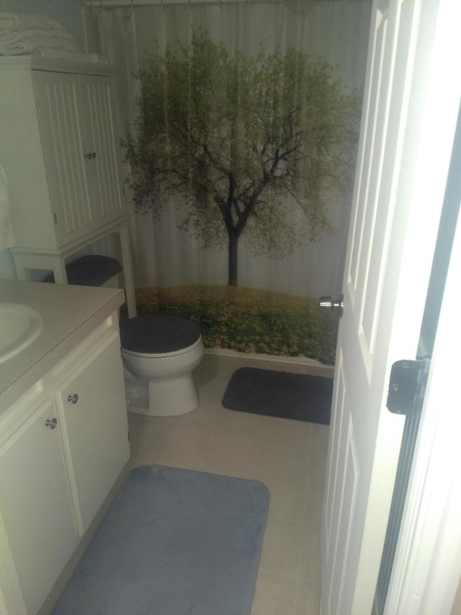 Curt's cozy room rentals - Housity
