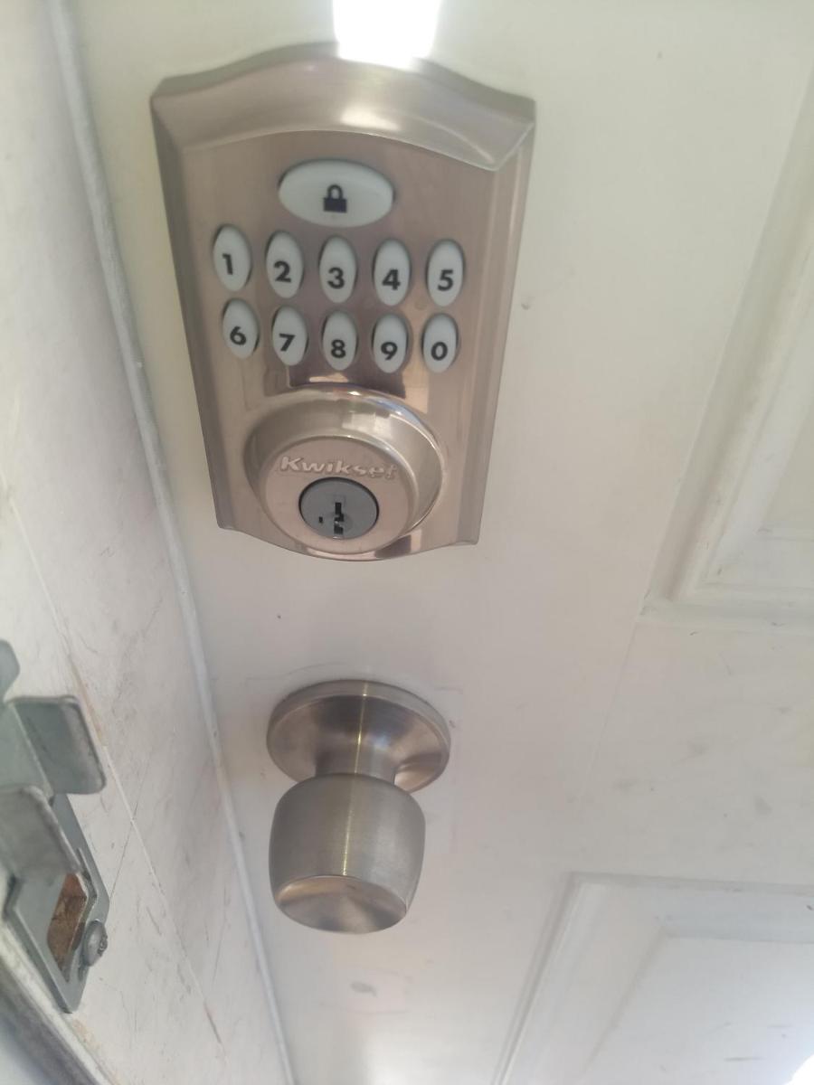Curt's cozy room rentals - Housity