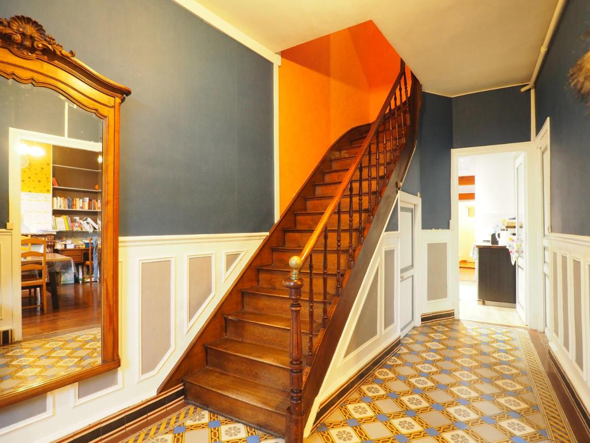 Elegant Bourgeoise Style House with Garden - Housity