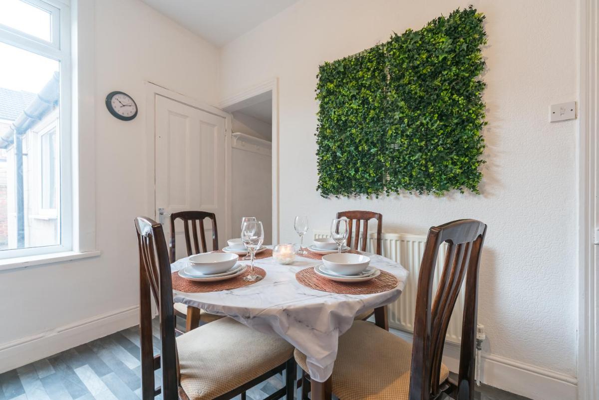 Lovely 2 Bedroom 3 Beds SOJ In Great Location Hull - Housity