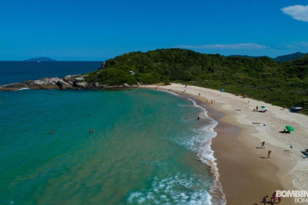Lindo apartamento na praia de Mariscal Pé na areia - Housity