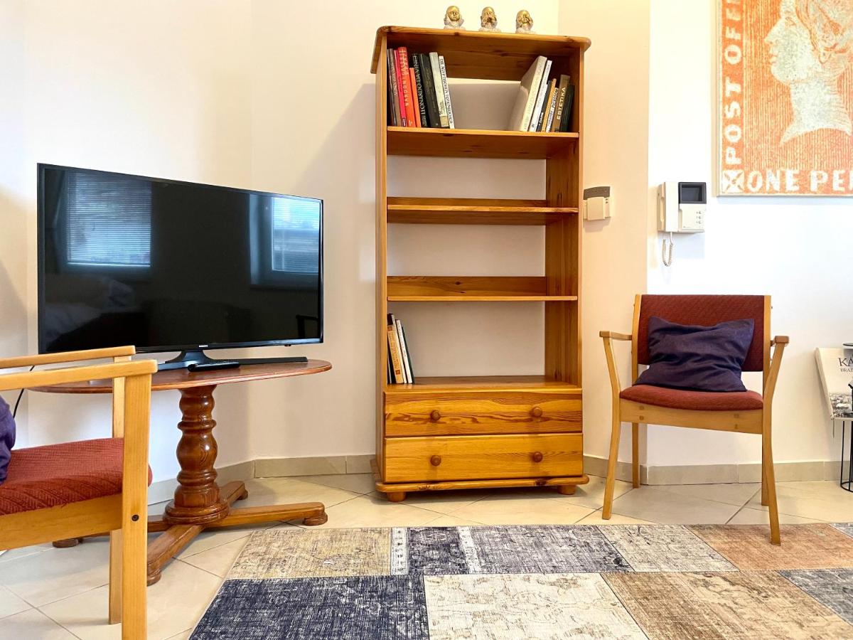 Booklovers apartment close to center - Housity