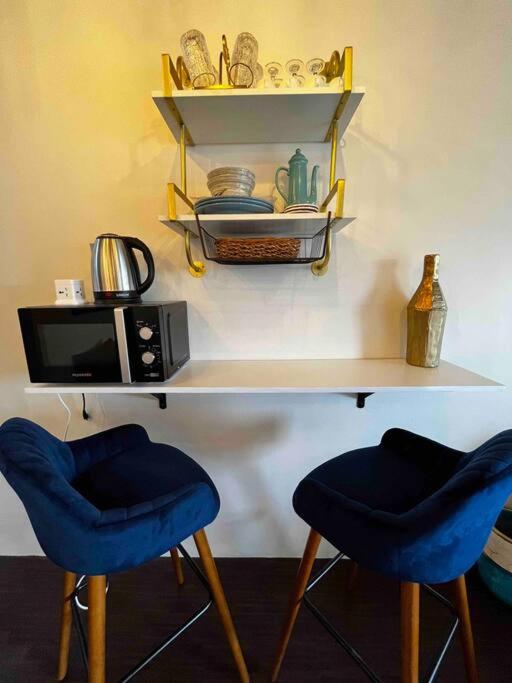 Cozy Ocean Blue Condo 43in TV & Netflix - Housity