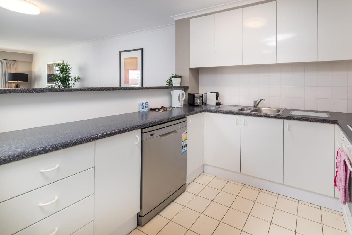 2BR 2Bath L8 Executive Apartment, in City Centre - Housity