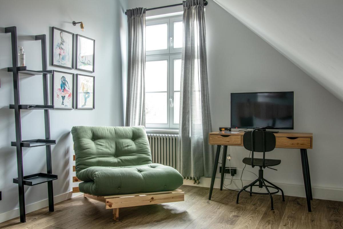 Pałac i Folwark Brzeźnica - Housity