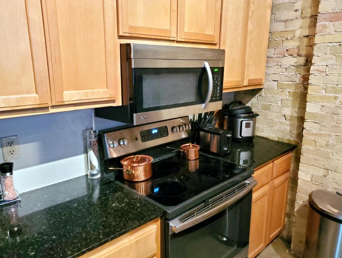Spacious Cozy Condo Heart of Milwaukee! - Housity