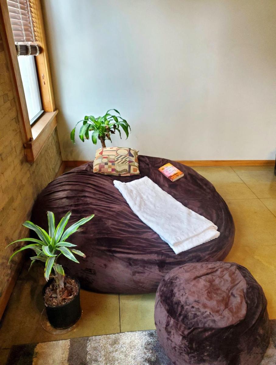 Spacious Cozy Condo Heart of Milwaukee! - Housity