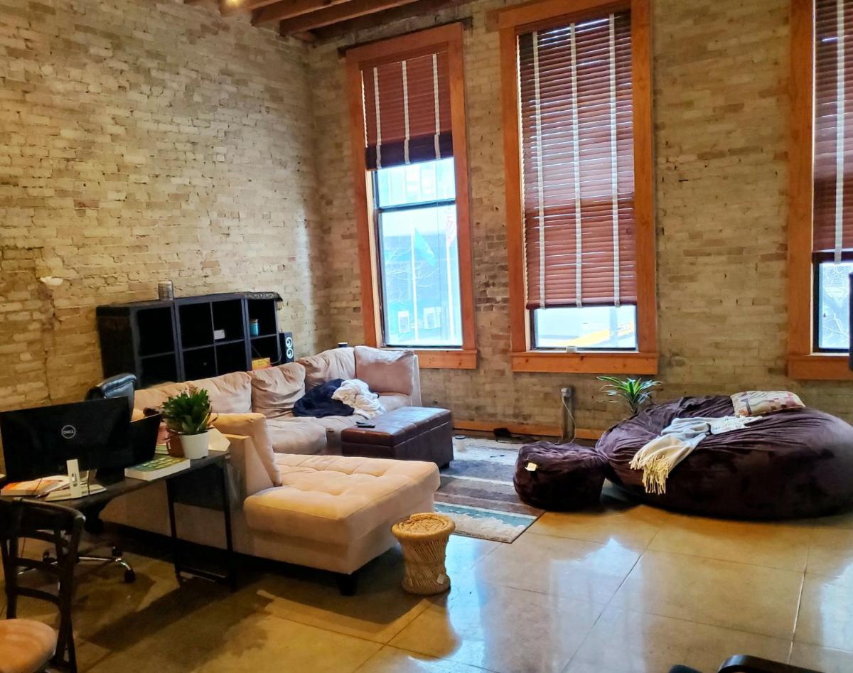 Spacious Cozy Condo Heart of Milwaukee! - Housity
