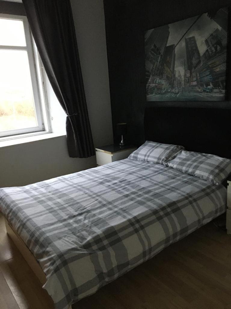 1 Bedroom Apartment across from Barrhead Train Station - Housity