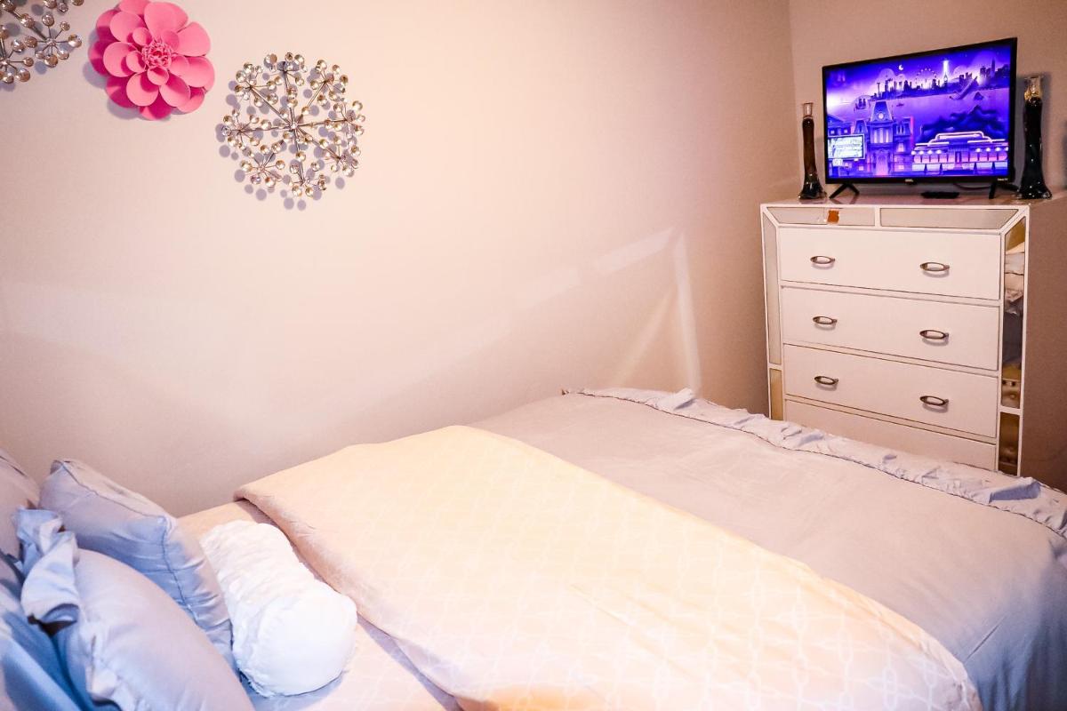 Luxury 3b,2bts Loft Apt of a House Near shops - Housity