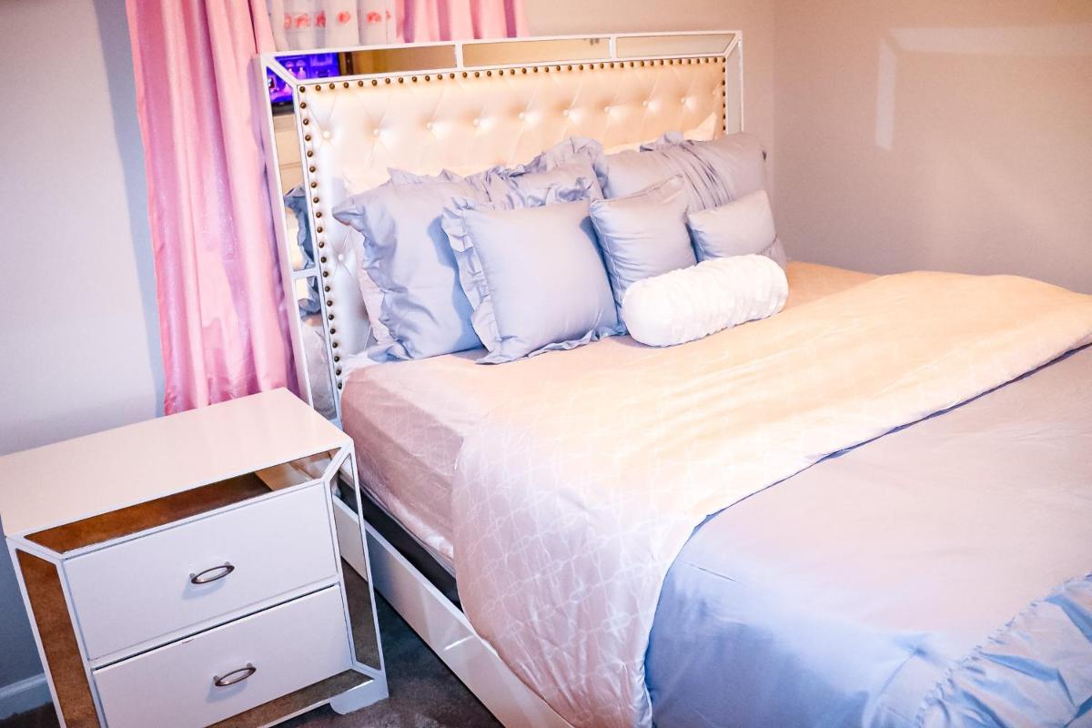 Luxury 3b,2bts Loft Apt of a House Near shops - Housity