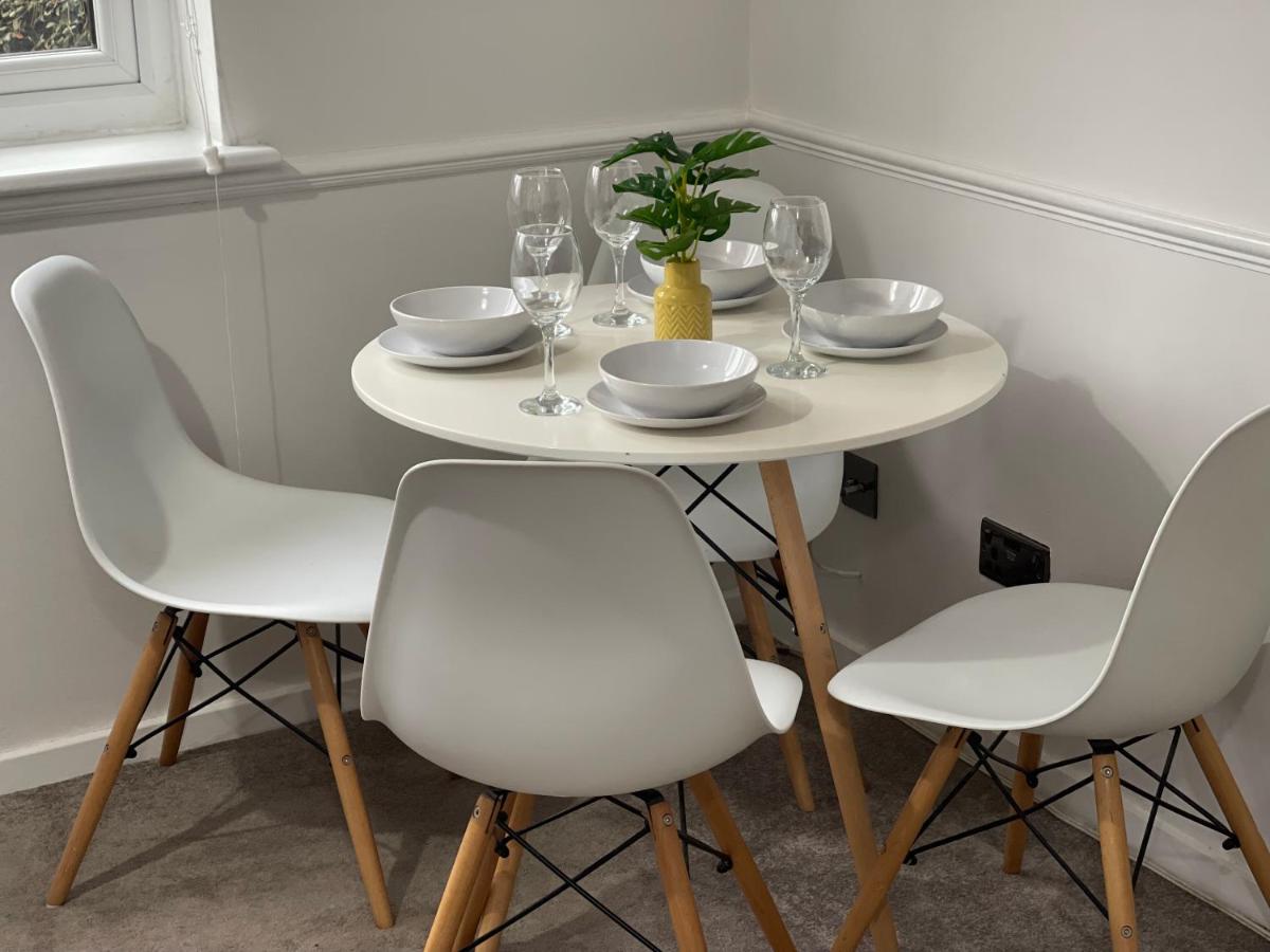 Modern 1 Bed ground floor apartment - Housity