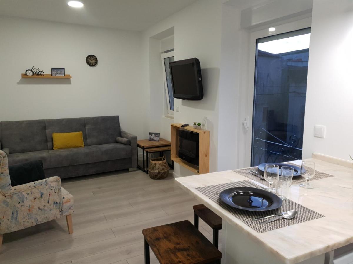 Henriqueta Maia Suits - Housity