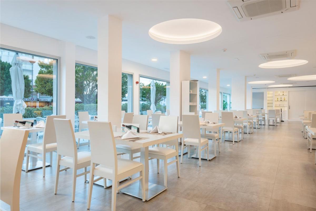 Un restaurante o sitio para comer en Trendhotel Alcudia - Adults Only