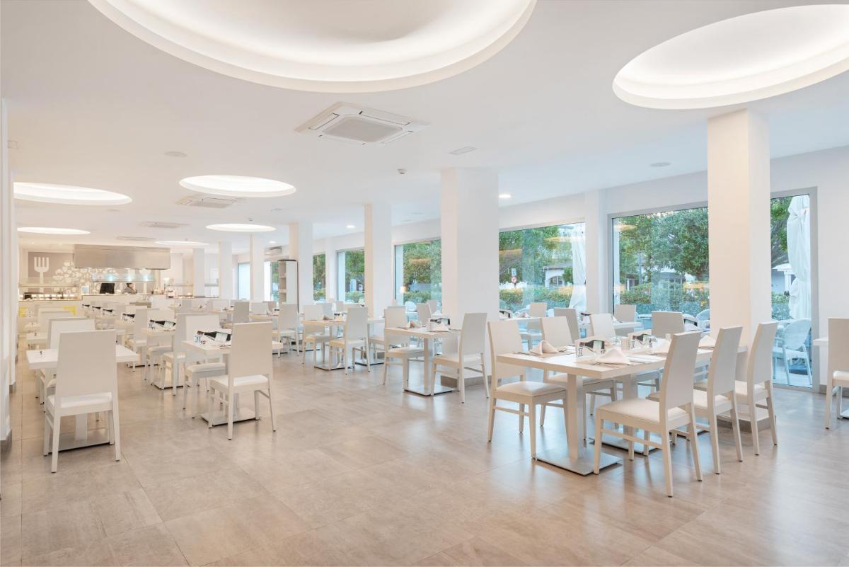 Un restaurante o sitio para comer en Trendhotel Alcudia - Adults Only