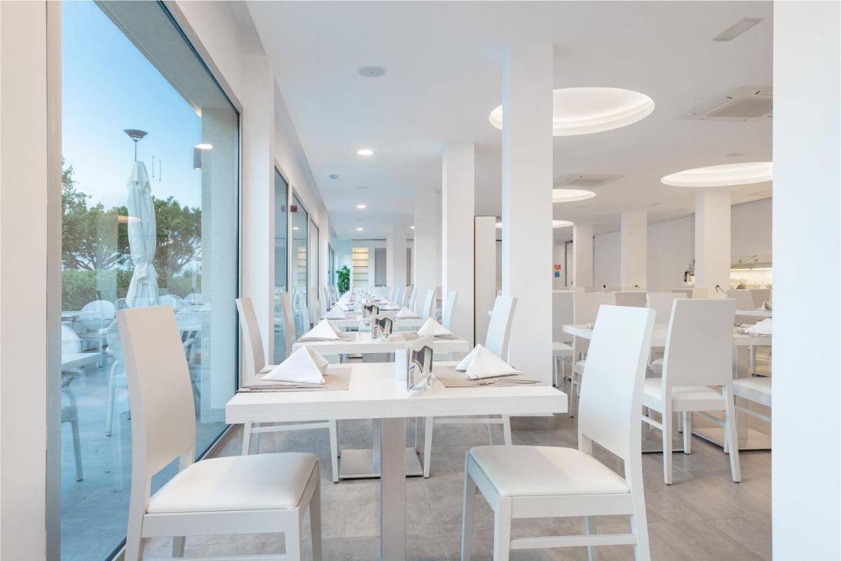 Un restaurante o sitio para comer en Trendhotel Alcudia - Adults Only