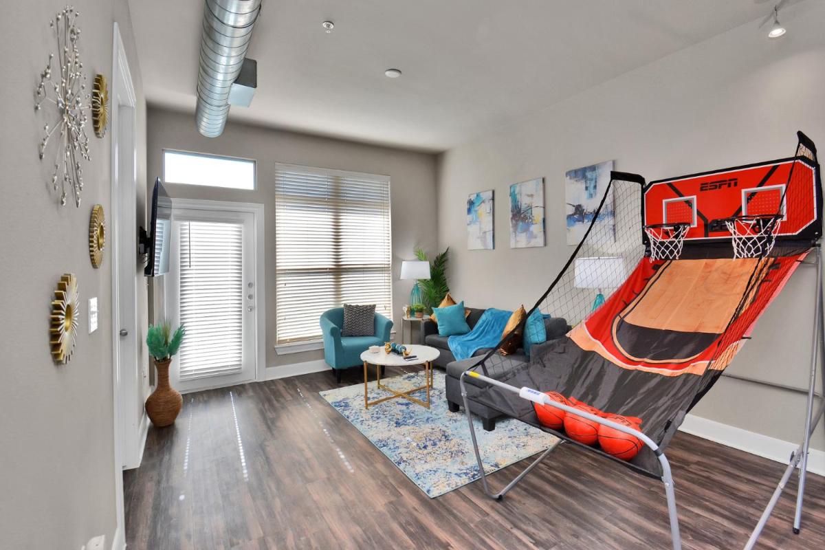 Luxury Condo near Downtown Galleria - Housity