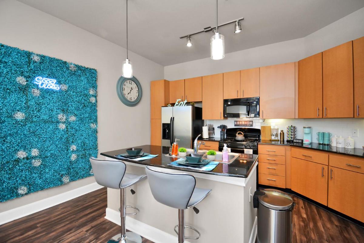 Luxury Condo near Downtown Galleria - Housity