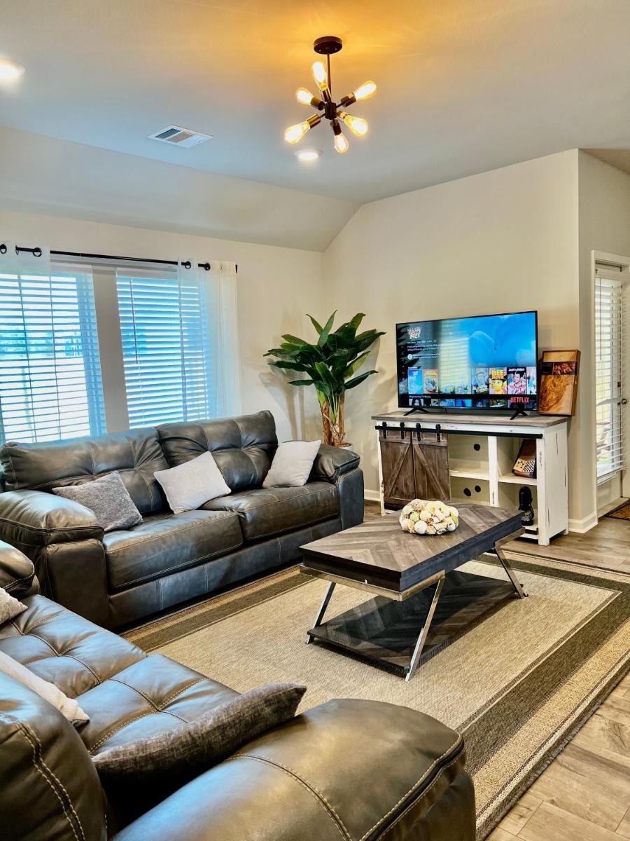 Varona's Sunshine : Relaxing Home with Hot tub - Housity