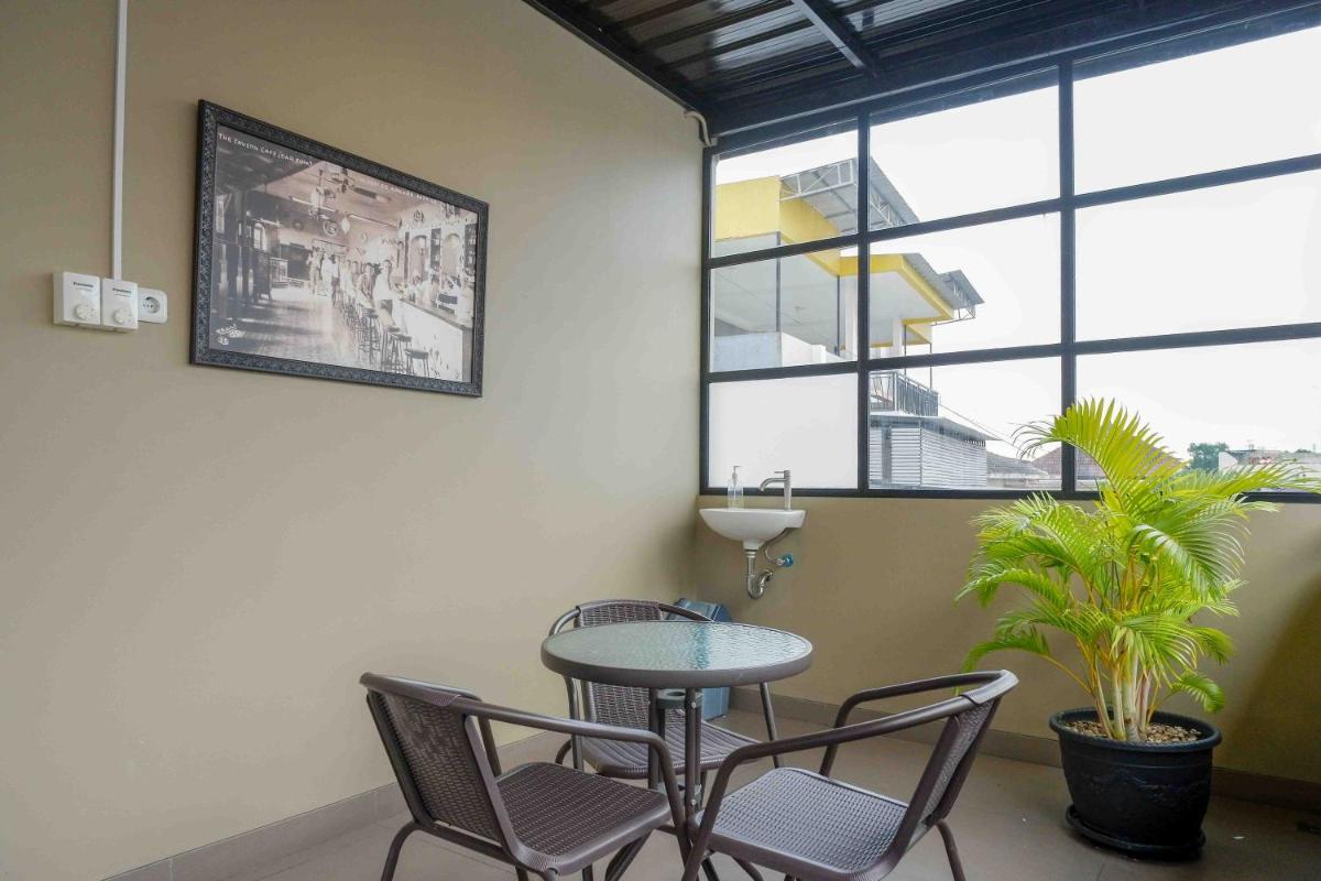 Sans Hotel Empress Simpang Lima - Hizvo
