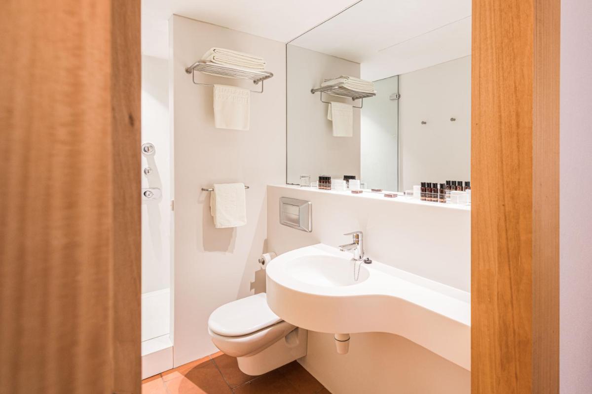 Un baño de Almadraba Park Hotel