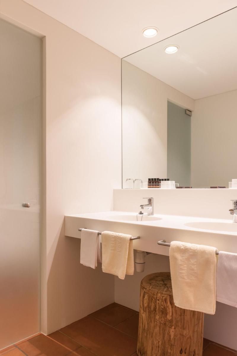 Un baño de Almadraba Park Hotel