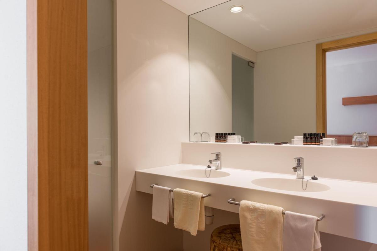 Un baño de Almadraba Park Hotel