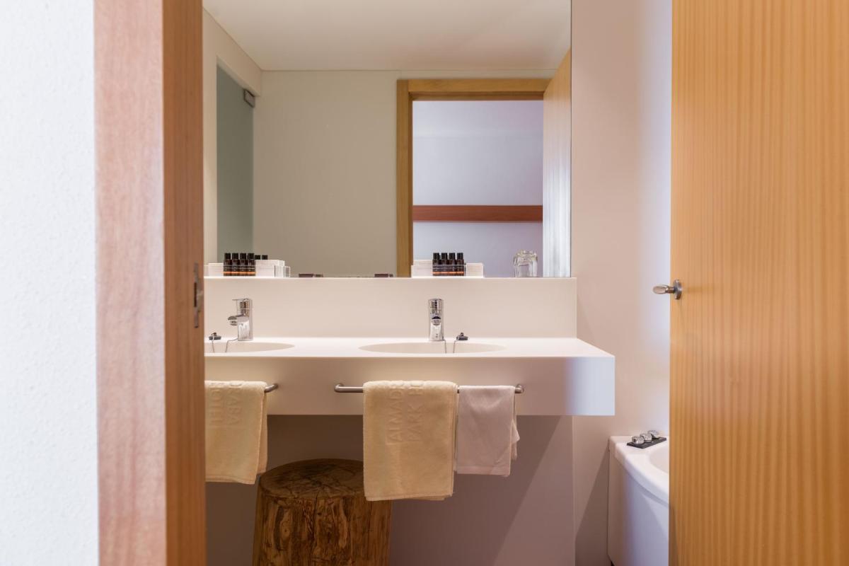 Un baño de Almadraba Park Hotel