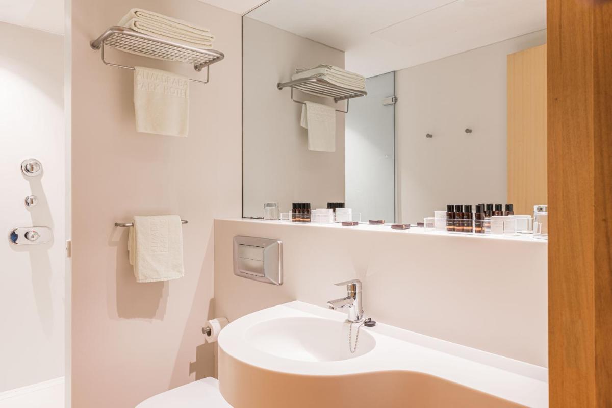 Un baño de Almadraba Park Hotel