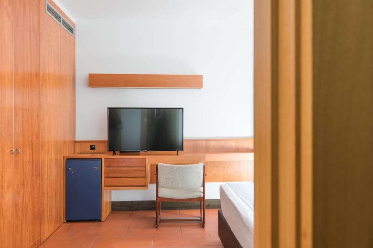 Una televisión o centro de entretenimiento en Almadraba Park Hotel