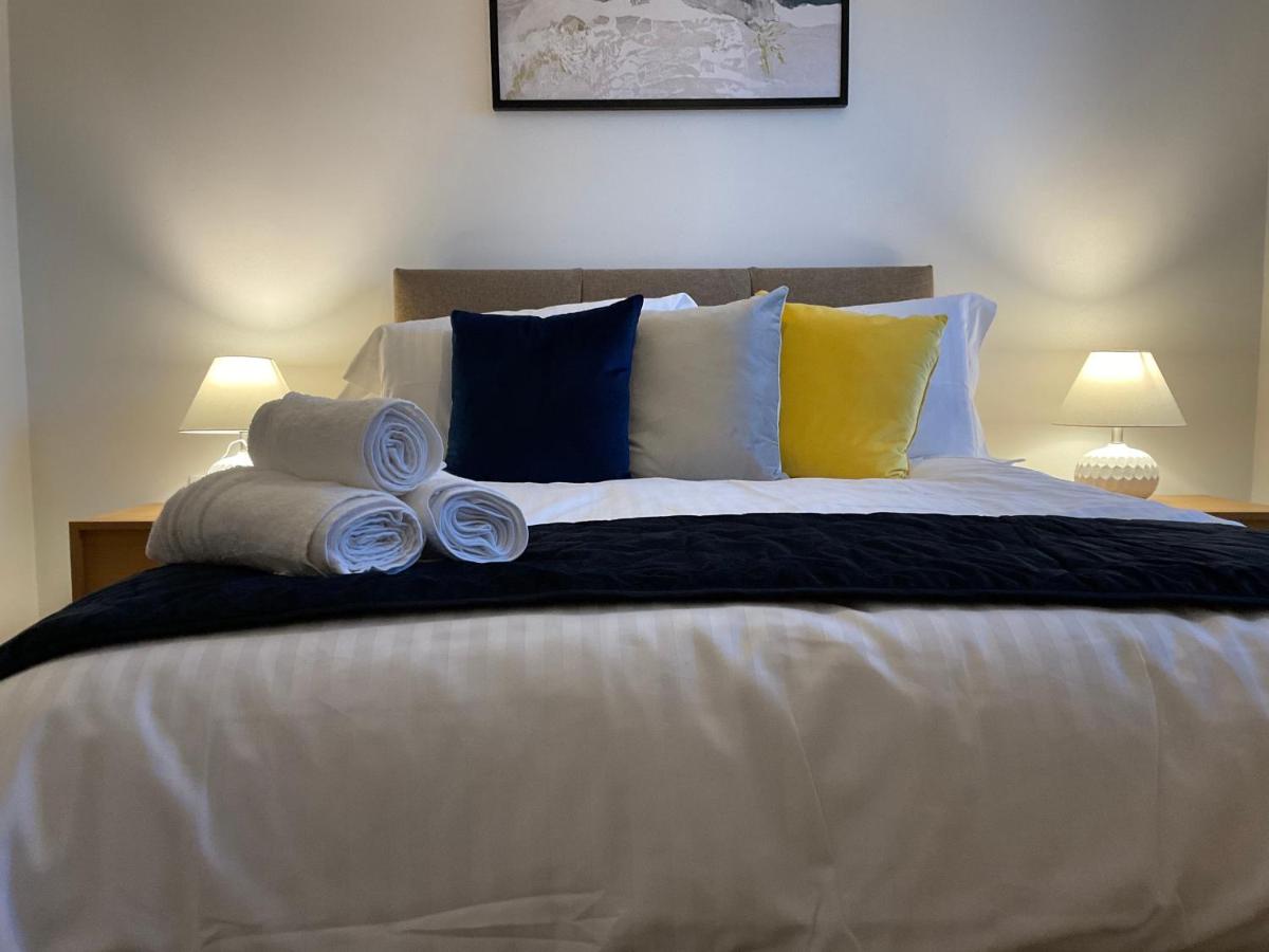 Modern 2 Bed Apt in Egham High Street, with private parking and Wifi - Housity