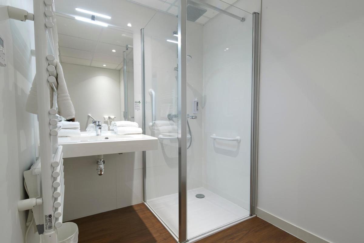 Salle de bains dans l'établissement Westotel Pornic Côte de Jade