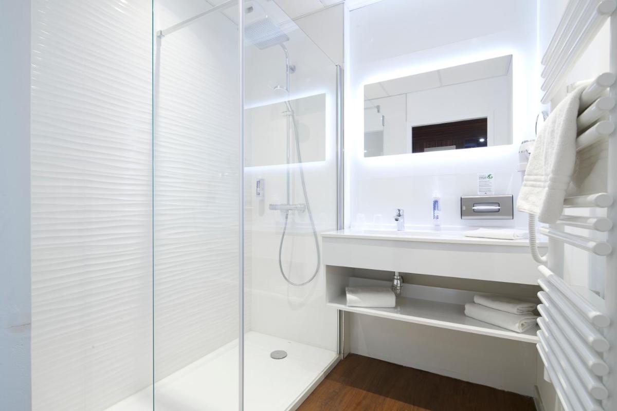 Salle de bains dans l'établissement Westotel Pornic Côte de Jade