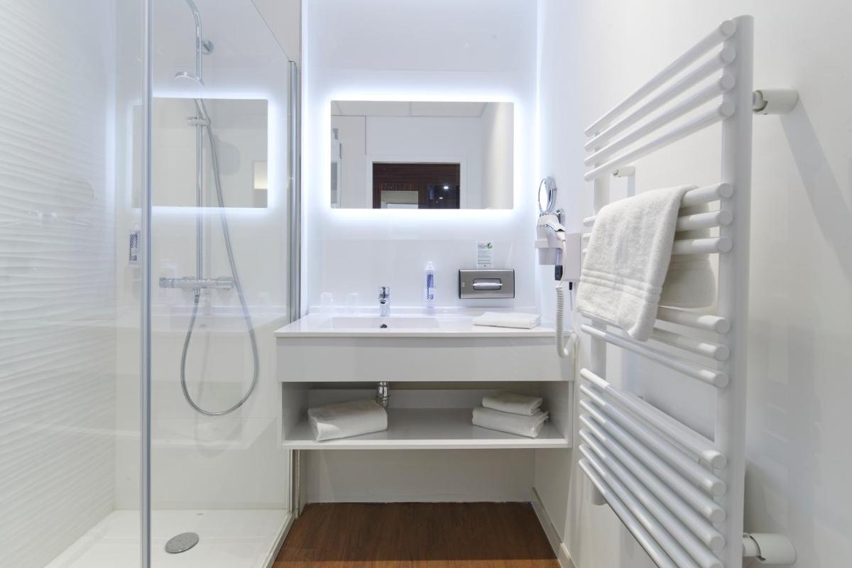 Salle de bains dans l'établissement Westotel Pornic Côte de Jade