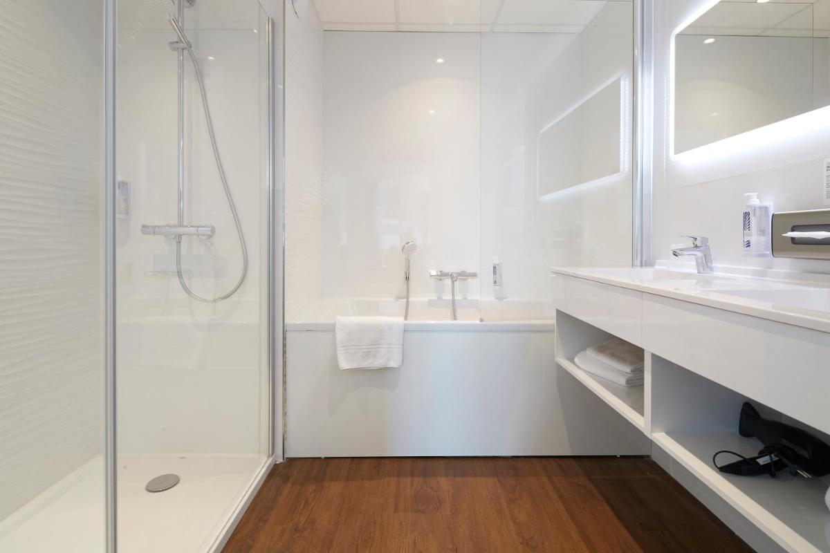 Salle de bains dans l'établissement Westotel Pornic Côte de Jade