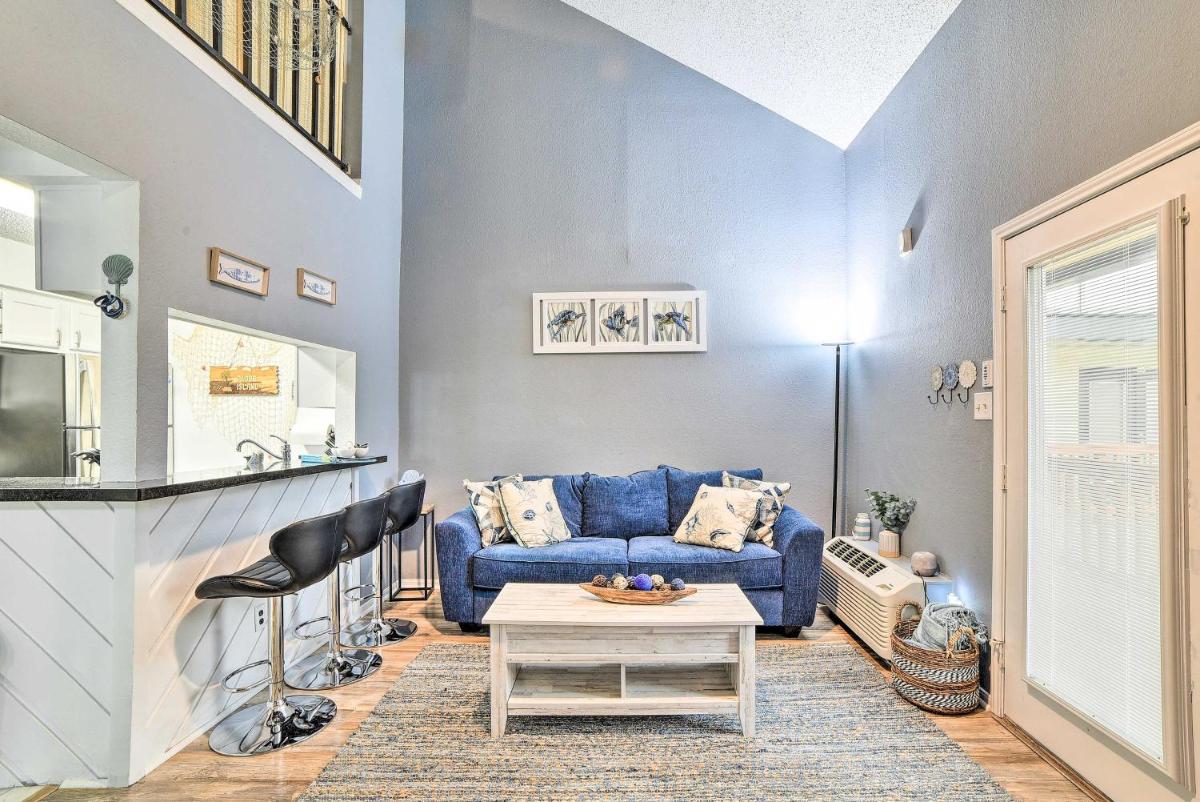 Luxury Condo with Balcony, Walk to es! - Housity
