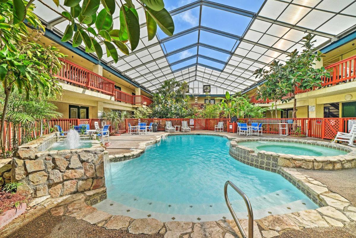 Luxury Condo with Balcony, Walk to es! - Housity