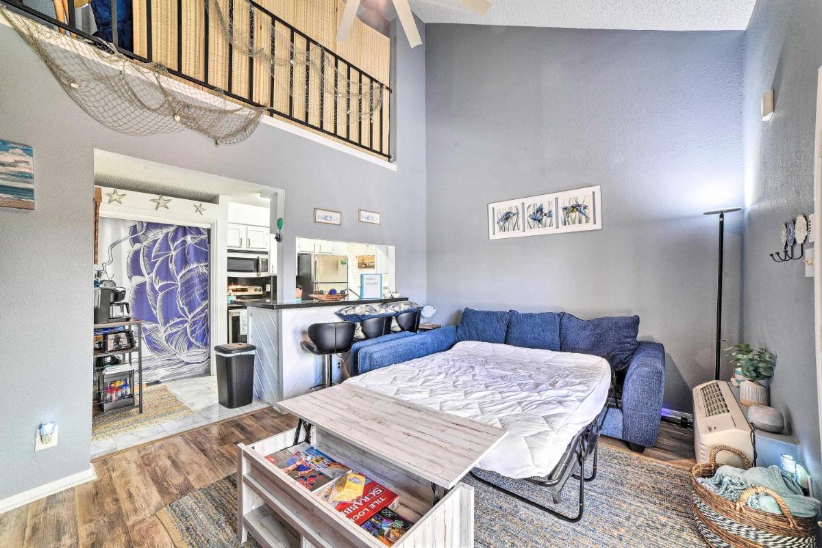 Luxury Condo with Balcony, Walk to es! - Housity
