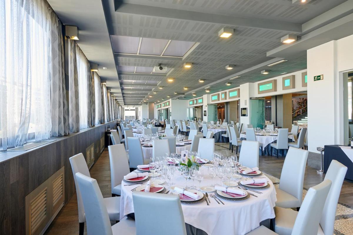 Un restaurante o sitio para comer en Gran Hotel Luna de Granada