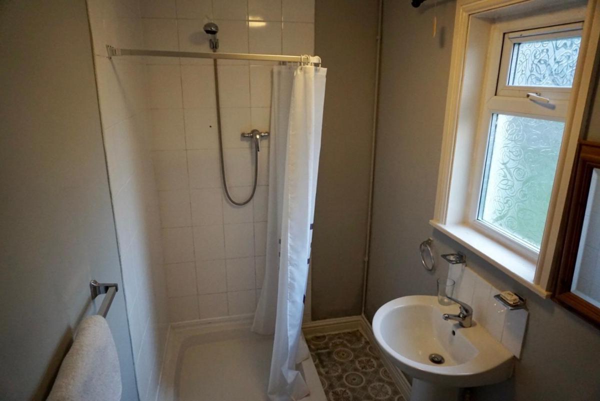 Adnans Hotel - Housity