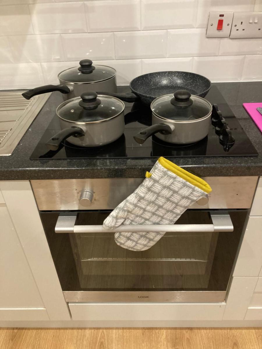 Private 3 bedroom house ideal for family & friends - Housity