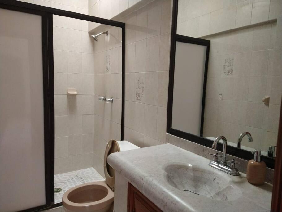HERMOSA CASA EN CUERNAVACA: JARDÍN DEL LAGO - Housity