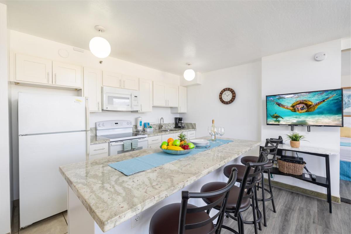 Waikiki Escapade Mountain Views Condo, Steps to Beach with Parking Perk - Housity