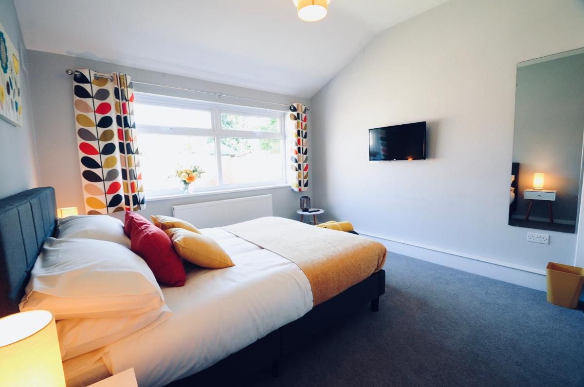 Newly refurbished next to University Hospital Coventry - Housity