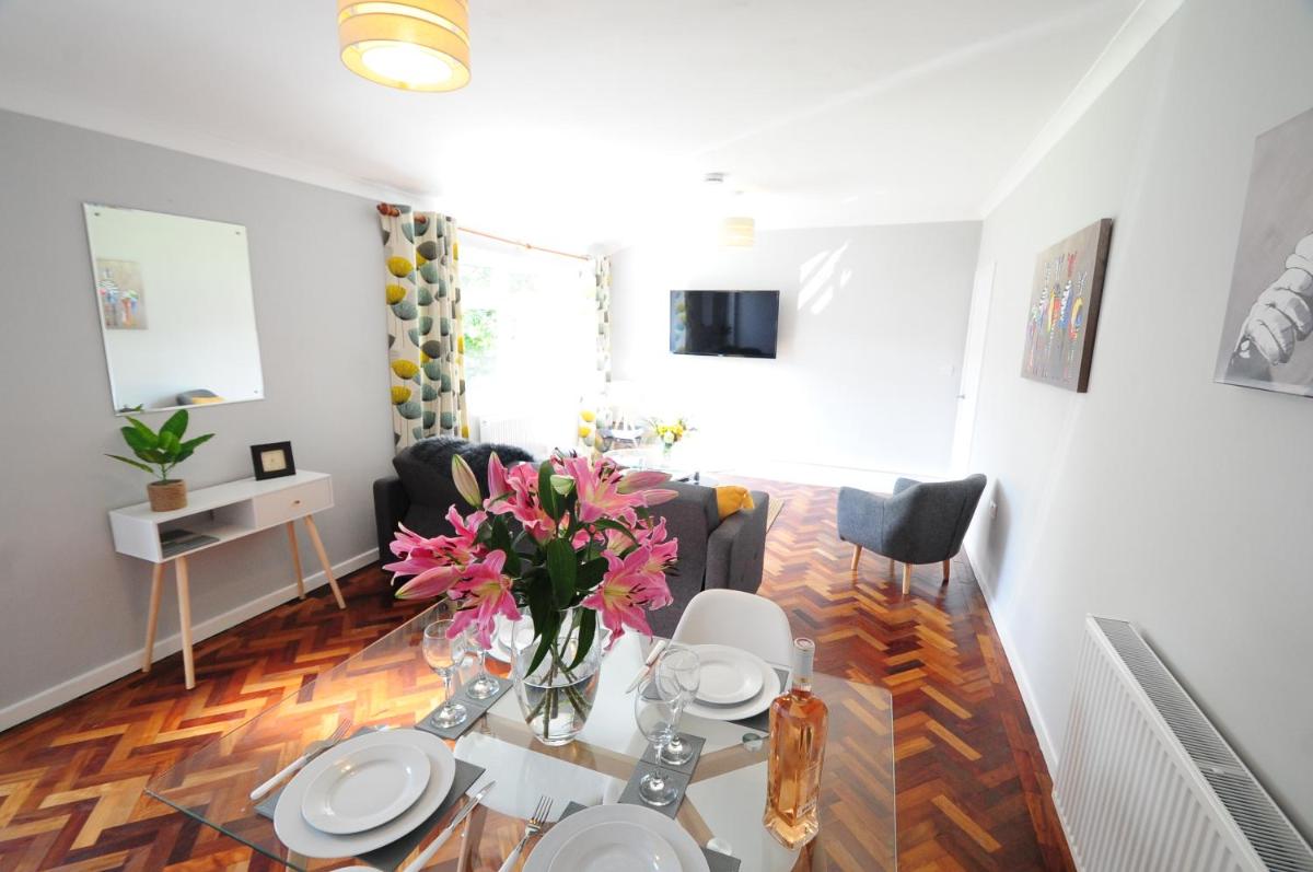 Newly refurbished next to University Hospital Coventry - Housity