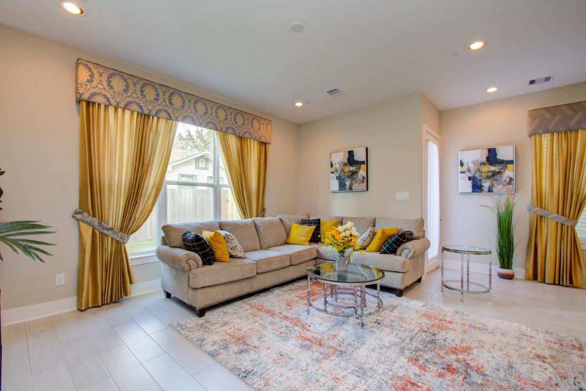 Elegant East Downtown House Houston TX - Housity