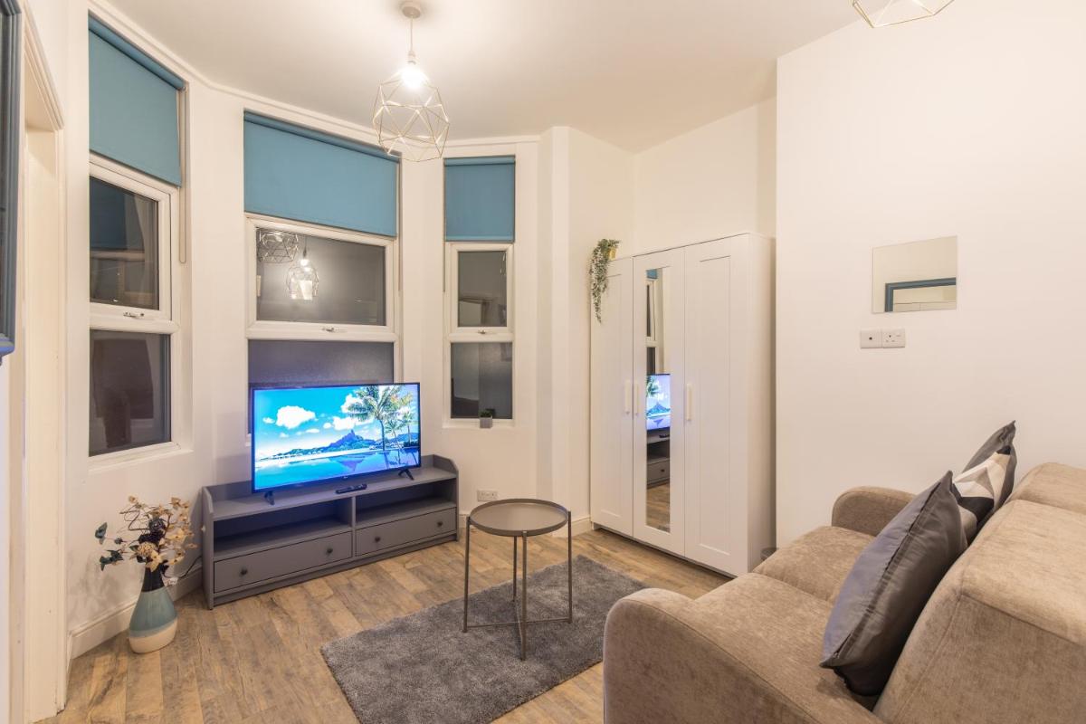 Cosy Modern Apartment, Grand Victorian Building, 5 Mins to Coventry City Centre - Housity