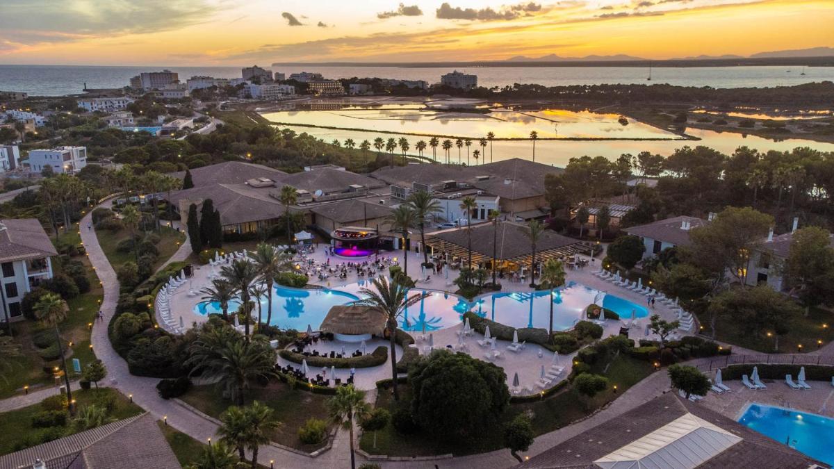 Una vista aérea de un complejo turístico con piscina. en Blau Colònia Sant Jordi, en Colonia de Sant Jordi