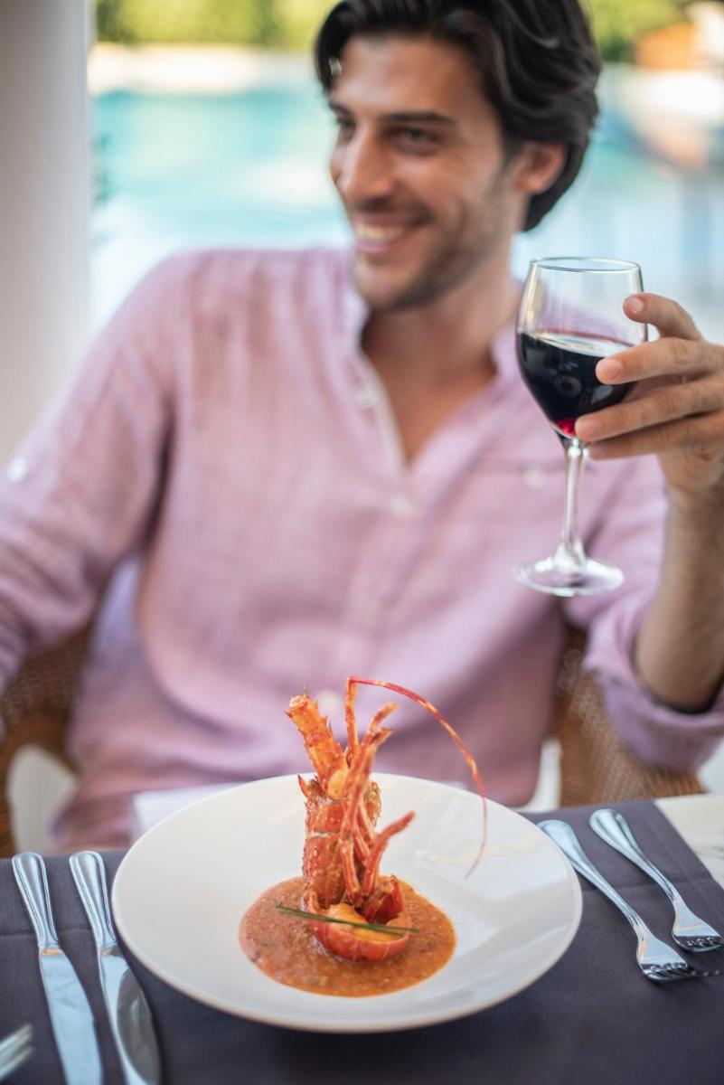 Comida en o cerca de este hotel