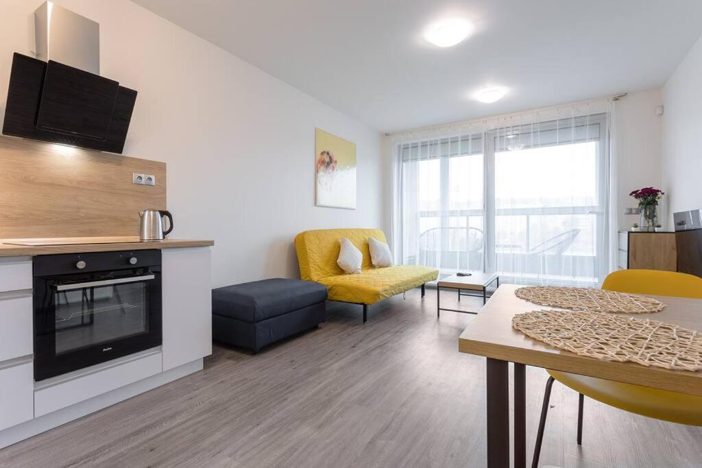 Yellow apartment with PARKING - Housity